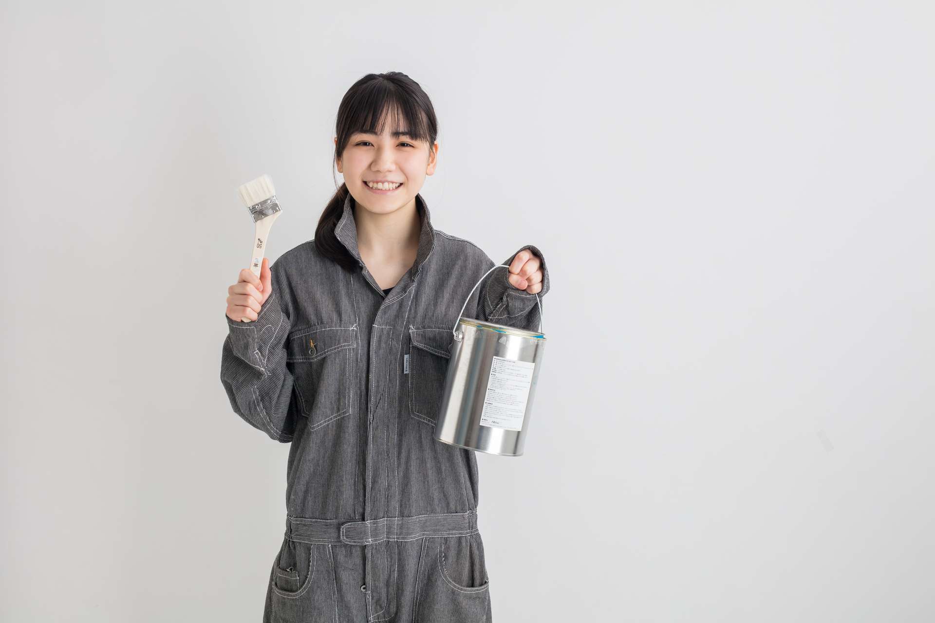 模型を見つめる女性設計士